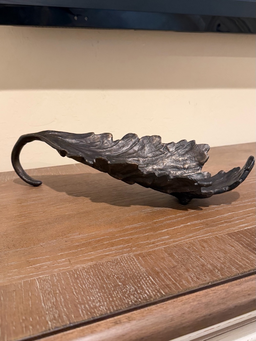 Antique-Style Dark Bronze Leaf table/trait holder